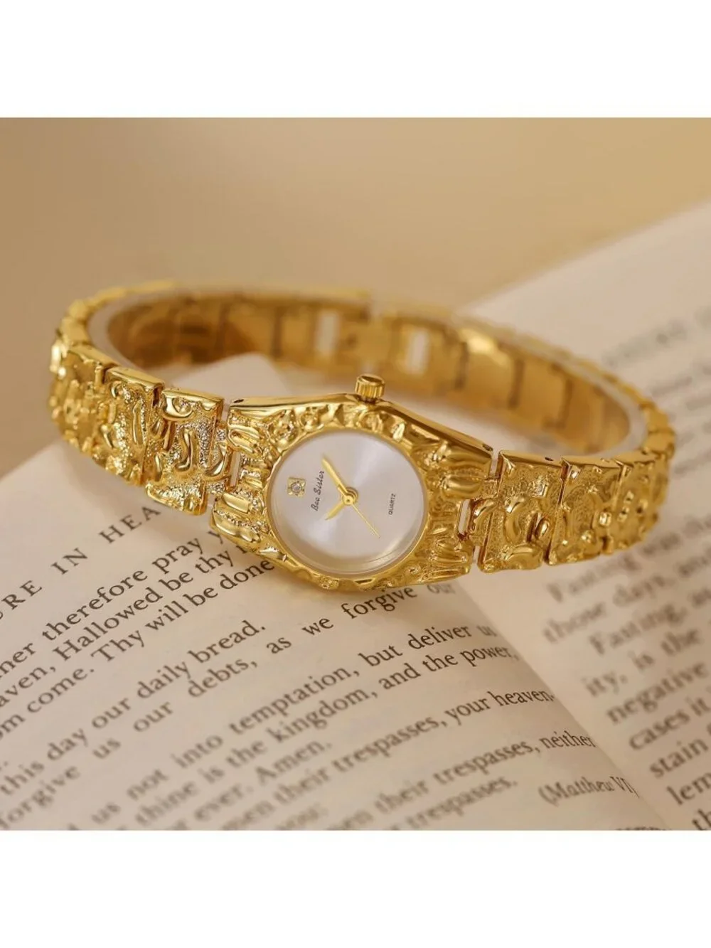 Women's Gold White Luxurious Textured Jewelry Chain Minimalist Dial Quartz Watch